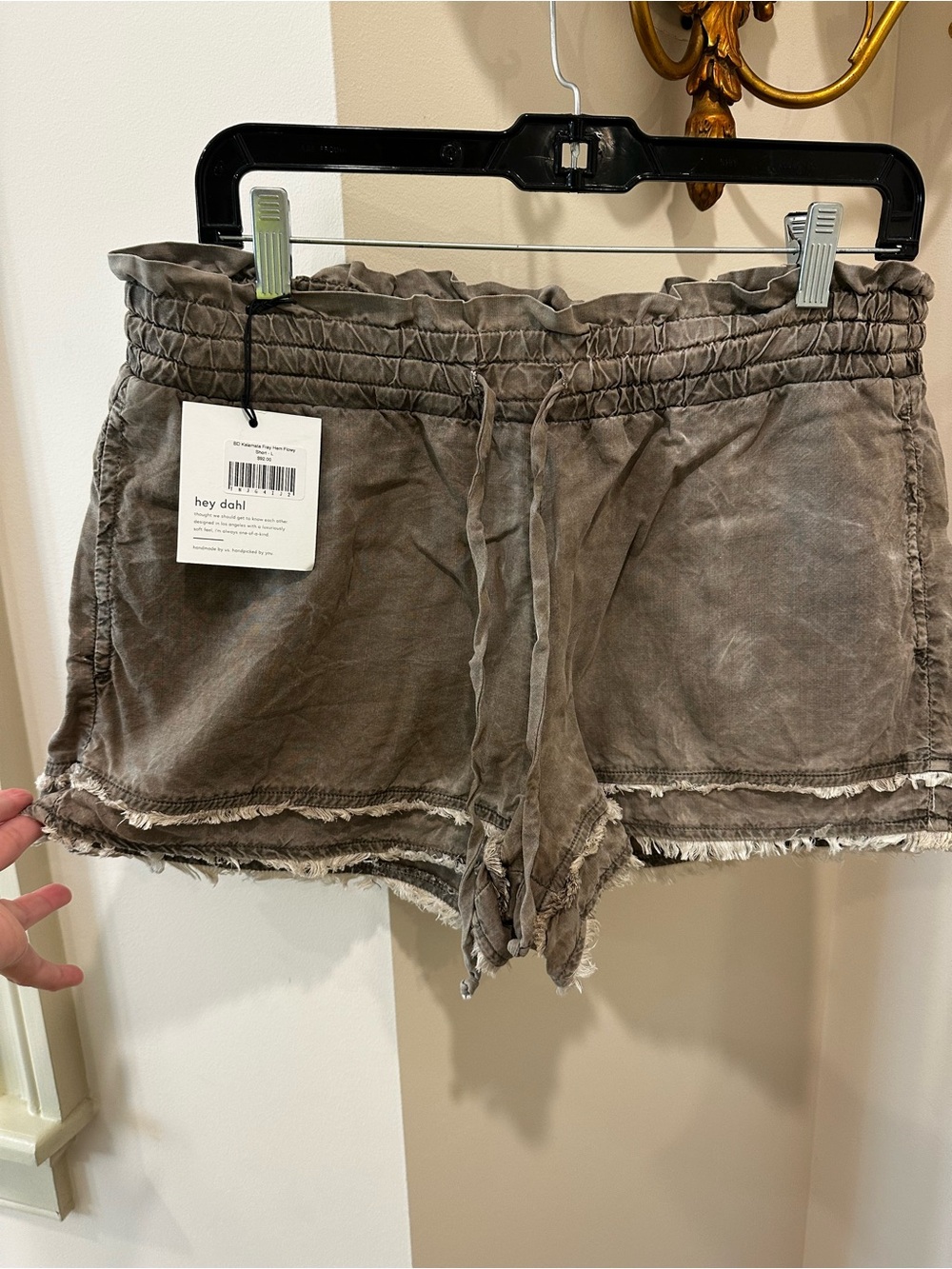Bella Dahl Frayed Hem Flowy Shorts in Kalamata Olive Size L